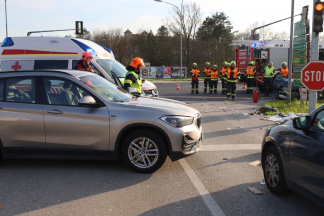 Drei Verletzte bei schwerem Kreuzungscrash auf Wiener Strae in Marchtrenk