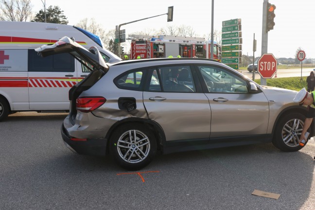 Drei Verletzte bei schwerem Kreuzungscrash auf Wiener Strae in Marchtrenk