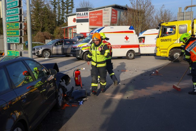 Drei Verletzte bei schwerem Kreuzungscrash auf Wiener Strae in Marchtrenk