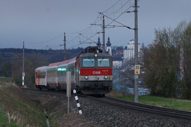 90 Personen nach Oberleitungsstrung bei Rohr im Kremstal aus Personenzug evakuiert