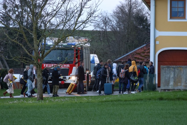 90 Personen nach Oberleitungsstrung bei Rohr im Kremstal aus Personenzug evakuiert