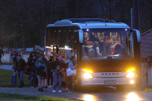 90 Personen nach Oberleitungsstrung bei Rohr im Kremstal aus Personenzug evakuiert