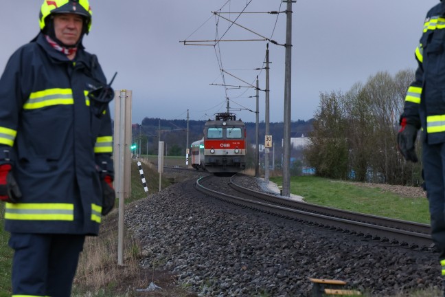 90 Personen nach Oberleitungsstrung bei Rohr im Kremstal aus Personenzug evakuiert