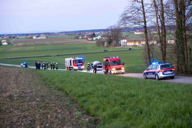 PKW begann in Handenberg whrend der Fahrt zu brennen