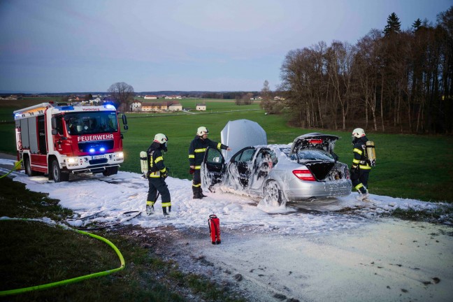 PKW begann in Handenberg whrend der Fahrt zu brennen