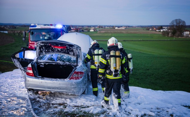 PKW begann in Handenberg whrend der Fahrt zu brennen