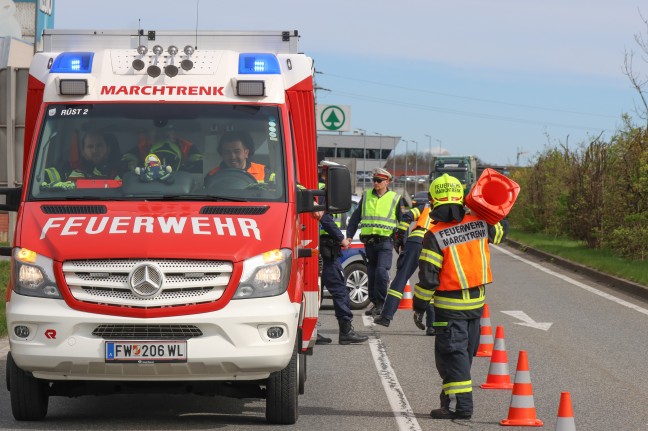 Kreuzungscrash auf Wiener Strae bei Auffahrt zur Welser Autobahn in Marchtrenk