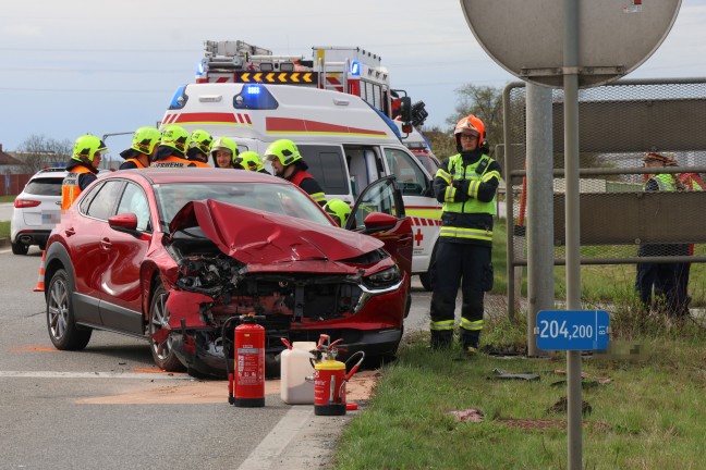 Kreuzungscrash auf Wiener Strae bei Auffahrt zur Welser Autobahn in Marchtrenk