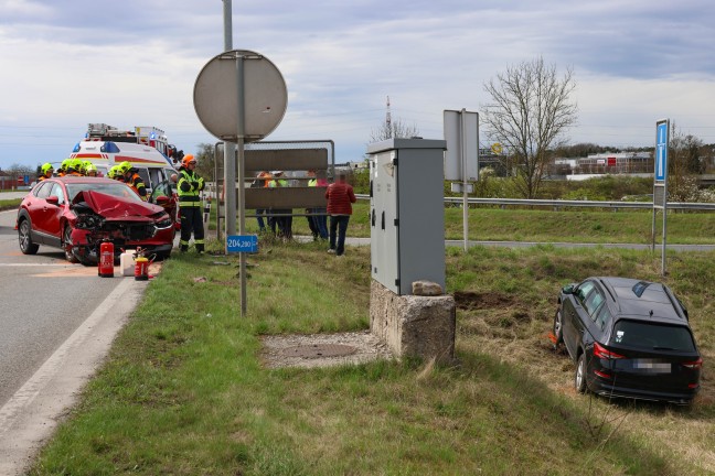 Kreuzungscrash auf Wiener Strae bei Auffahrt zur Welser Autobahn in Marchtrenk