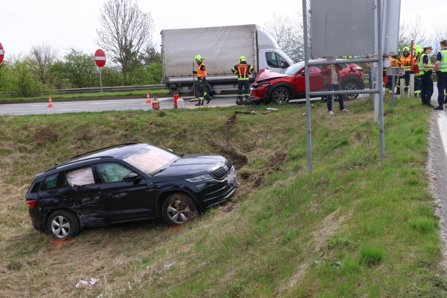 Kreuzungscrash auf Wiener Strae bei Auffahrt zur Welser Autobahn in Marchtrenk