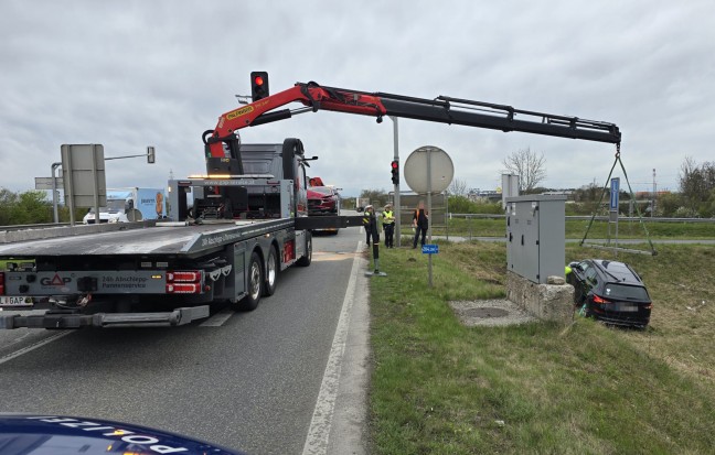 Kreuzungscrash auf Wiener Strae bei Auffahrt zur Welser Autobahn in Marchtrenk