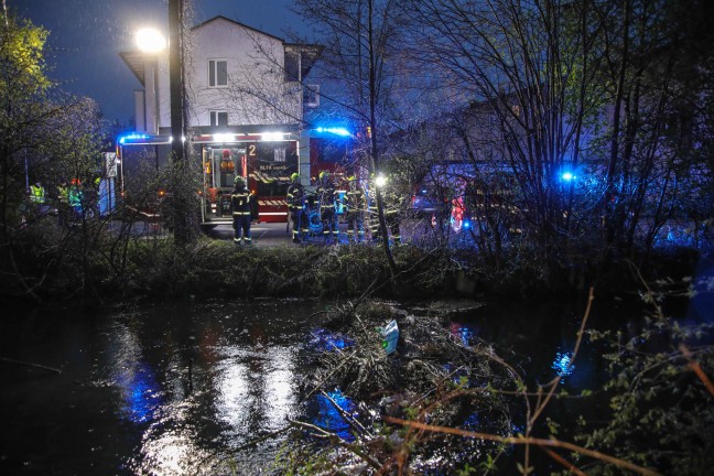 Feuerwehr fischte in Marchtrenk groen Ast und viel Mll aus dem Moserbach