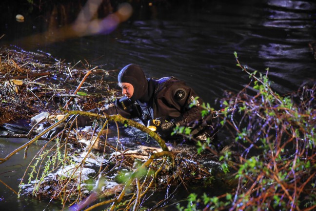 Feuerwehr fischte in Marchtrenk groen Ast und viel Mll aus dem Moserbach