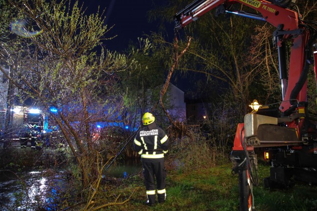 Feuerwehr fischte in Marchtrenk groen Ast und viel Mll aus dem Moserbach