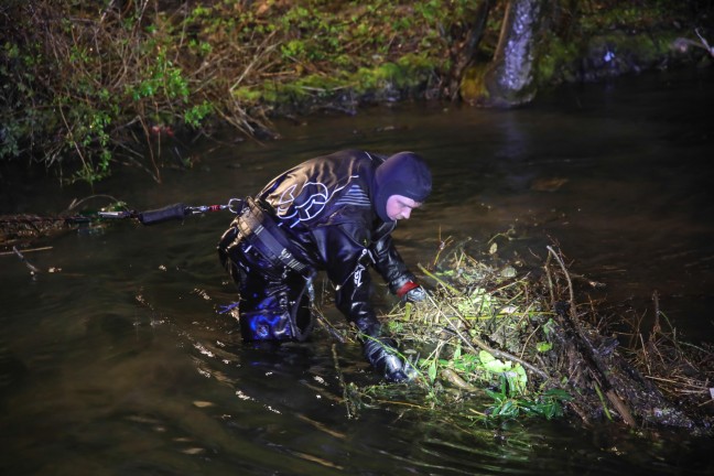 Feuerwehr fischte in Marchtrenk groen Ast und viel Mll aus dem Moserbach