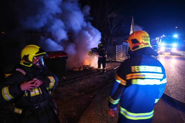 Feuerwehr bei Brand eines Papiercontainers in Marchtrenk im Einsatz