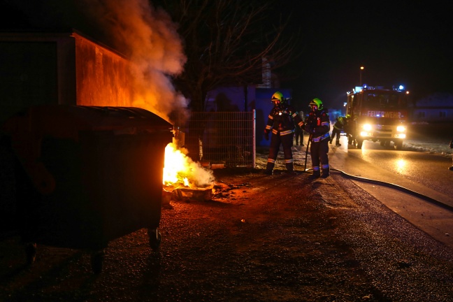 Feuerwehr bei Brand eines Papiercontainers in Marchtrenk im Einsatz