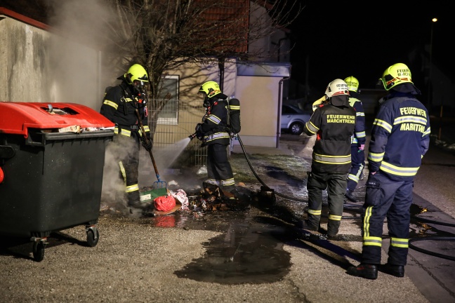 Feuerwehr bei Brand eines Papiercontainers in Marchtrenk im Einsatz