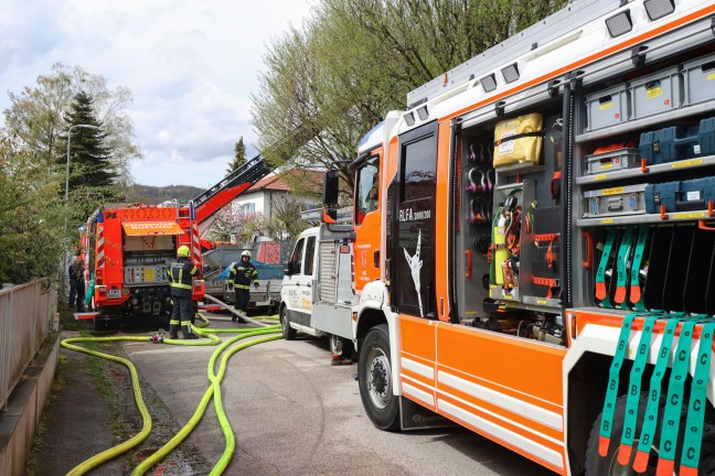 Dach eines Wohnhauses in Leonding bei Flmmarbeiten in Flammen aufgegangen