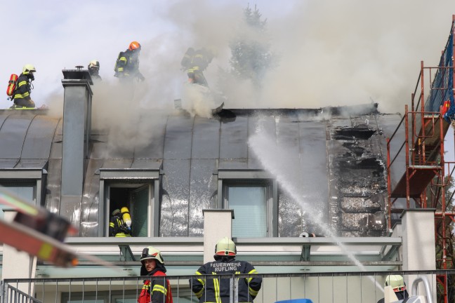 Dach eines Wohnhauses in Leonding bei Flmmarbeiten in Flammen aufgegangen