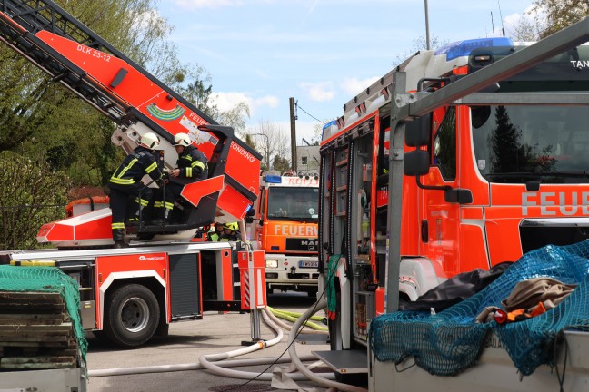 Dach eines Wohnhauses in Leonding bei Flmmarbeiten in Flammen aufgegangen