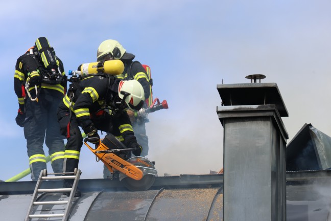 Dach eines Wohnhauses in Leonding bei Flmmarbeiten in Flammen aufgegangen