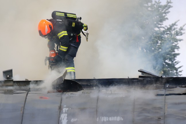 Dach eines Wohnhauses in Leonding bei Flmmarbeiten in Flammen aufgegangen