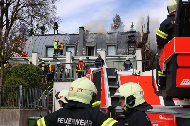 Dach eines Wohnhauses in Leonding bei Flmmarbeiten in Flammen aufgegangen