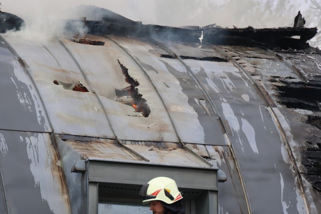 Dach eines Wohnhauses in Leonding bei Flmmarbeiten in Flammen aufgegangen