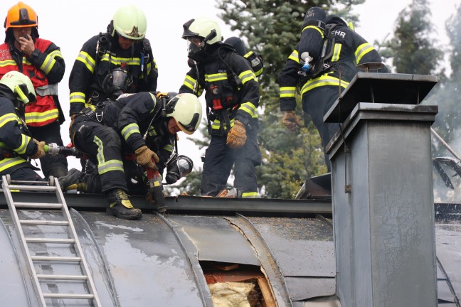 Dach eines Wohnhauses in Leonding bei Flmmarbeiten in Flammen aufgegangen