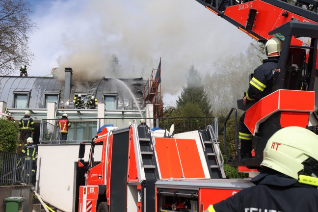 Dach eines Wohnhauses in Leonding bei Flmmarbeiten in Flammen aufgegangen