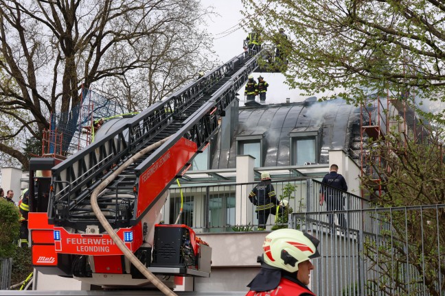 Dach eines Wohnhauses in Leonding bei Flmmarbeiten in Flammen aufgegangen