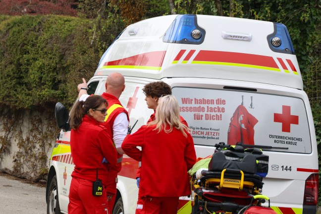 Dach eines Wohnhauses in Leonding bei Flmmarbeiten in Flammen aufgegangen