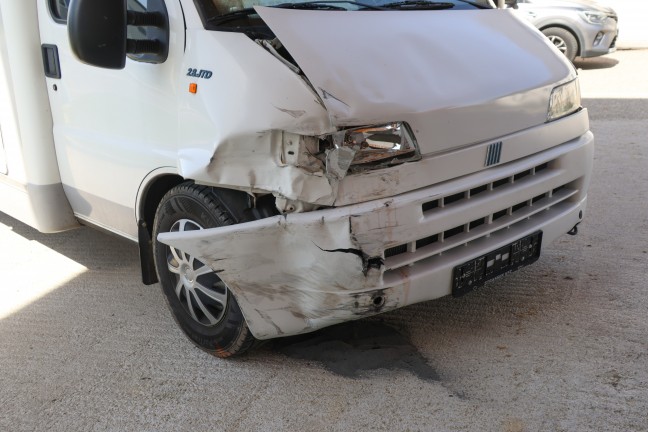 Zwei Verletzte bei Kreuzungscrash zwischen PKW und Wohnmobil auf Kremstalstrae bei Rohr im Kremstal