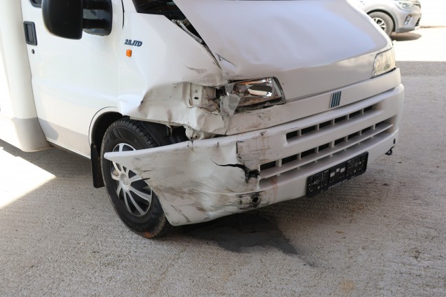 Zwei Verletzte bei Kreuzungscrash zwischen PKW und Wohnmobil auf Kremstalstrae bei Rohr im Kremstal