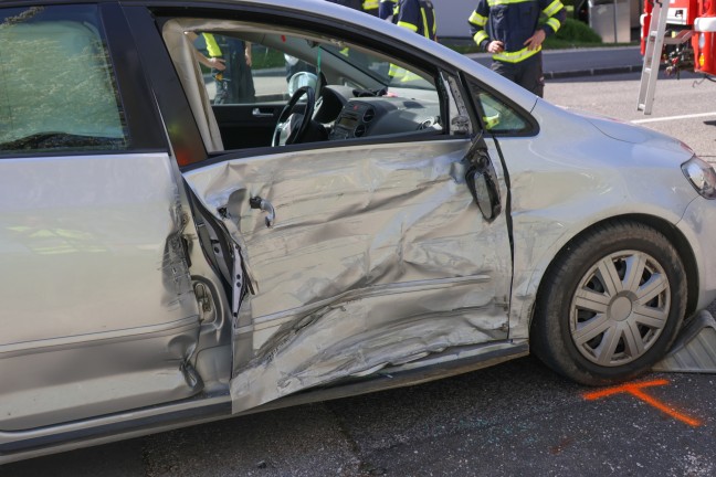 Zwei Verletzte bei Kreuzungscrash zwischen PKW und Wohnmobil auf Kremstalstrae bei Rohr im Kremstal