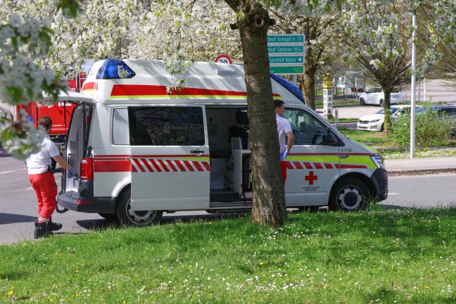 Zwei Verletzte bei Kreuzungscrash zwischen PKW und Wohnmobil auf Kremstalstrae bei Rohr im Kremstal