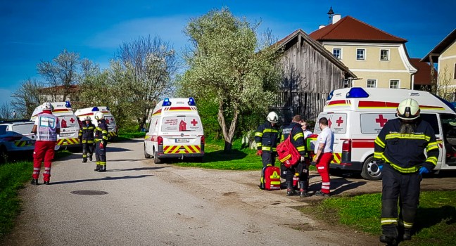 Traktor samt Anhnger umgestrzt: Neun teils Schwerverletzte bei Unfall in Franking