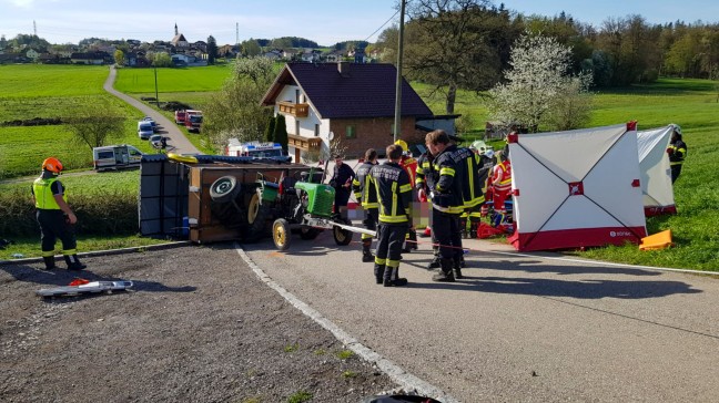 Traktor samt Anhnger umgestrzt: Neun teils Schwerverletzte bei Unfall in Franking