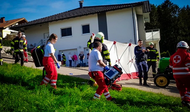 Traktor samt Anhnger umgestrzt: Neun teils Schwerverletzte bei Unfall in Franking