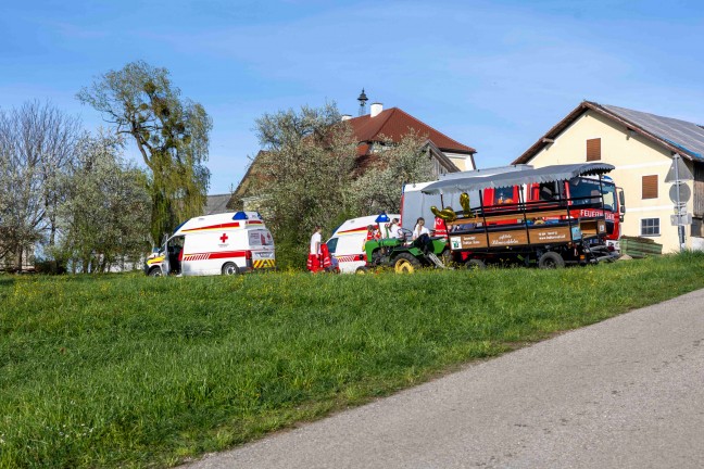 Traktor samt Anhnger umgestrzt: Neun teils Schwerverletzte bei Unfall in Franking