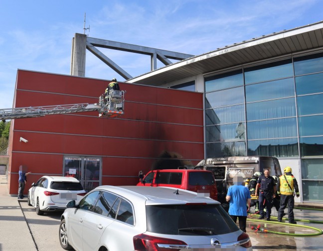 Brand eines Kleintransporters in Linz-Froschberg drohte auf Gebude berzugreifen