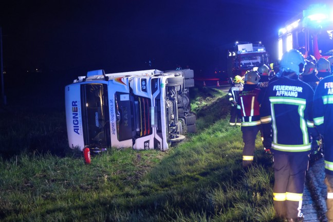 LKW umgestrzt: Schwierige Bergung eines Sattelzuges nach Unfall in Gaspoltshofen