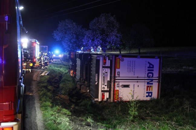 LKW umgestrzt: Schwierige Bergung eines Sattelzuges nach Unfall in Gaspoltshofen