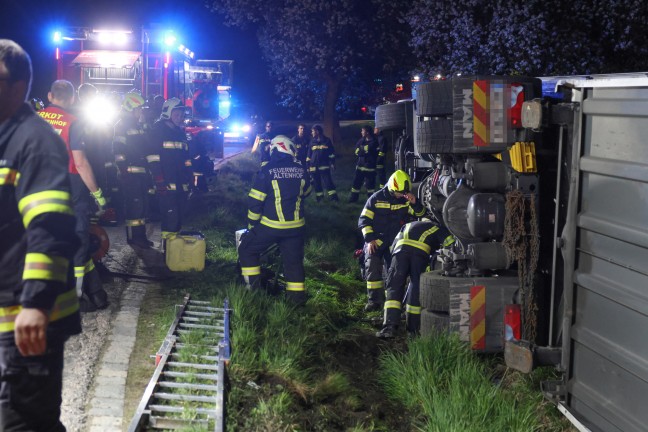 LKW umgestrzt: Schwierige Bergung eines Sattelzuges nach Unfall in Gaspoltshofen