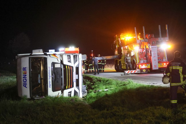 LKW umgestrzt: Schwierige Bergung eines Sattelzuges nach Unfall in Gaspoltshofen