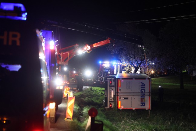 LKW umgestrzt: Schwierige Bergung eines Sattelzuges nach Unfall in Gaspoltshofen