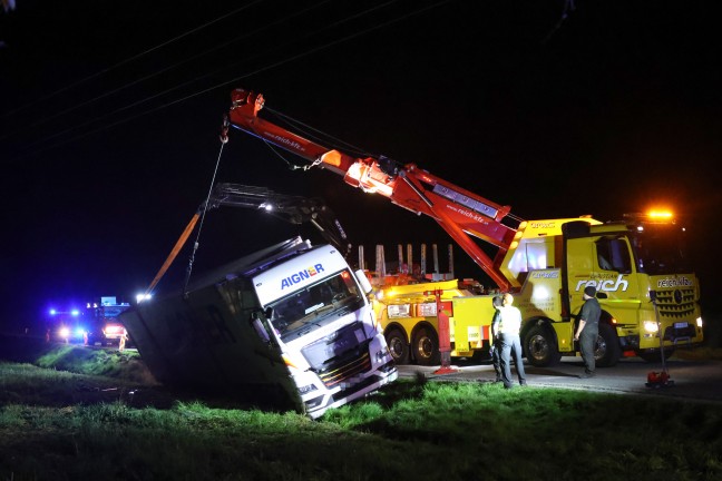 LKW umgestrzt: Schwierige Bergung eines Sattelzuges nach Unfall in Gaspoltshofen