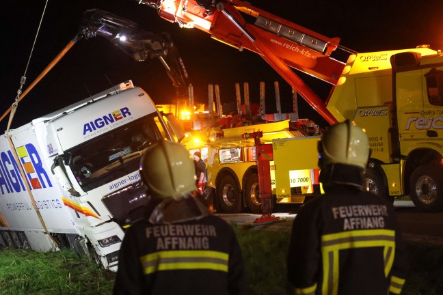 LKW umgestrzt: Schwierige Bergung eines Sattelzuges nach Unfall in Gaspoltshofen