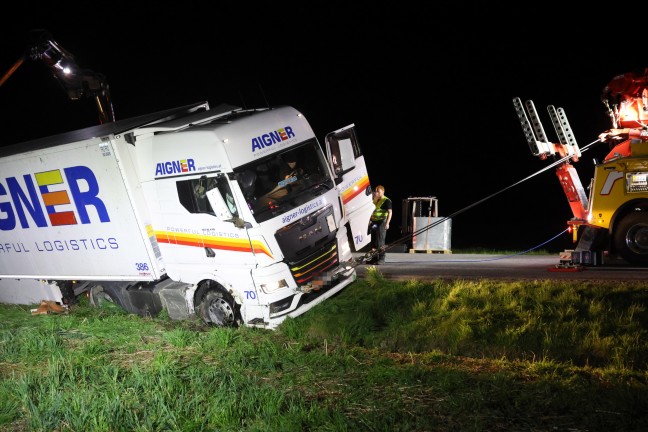 LKW umgestrzt: Schwierige Bergung eines Sattelzuges nach Unfall in Gaspoltshofen